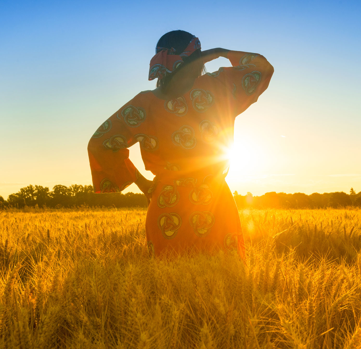 Woman_looking_at_the_horizon