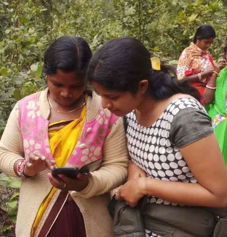 Woman_documenting_square